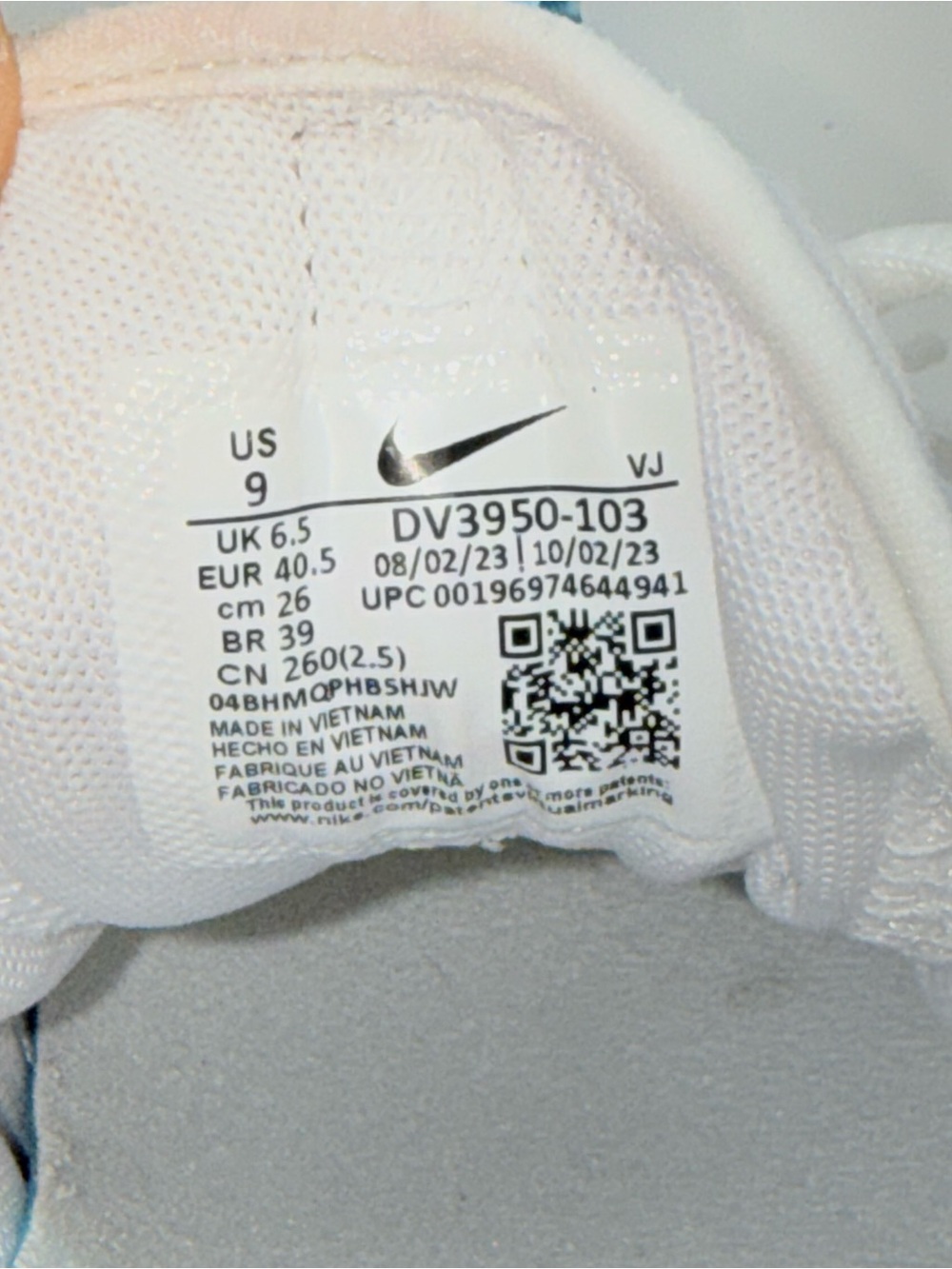 Nike METCON White Sneakers with Blue Accents and Pink Detail - Picture 6 of 7